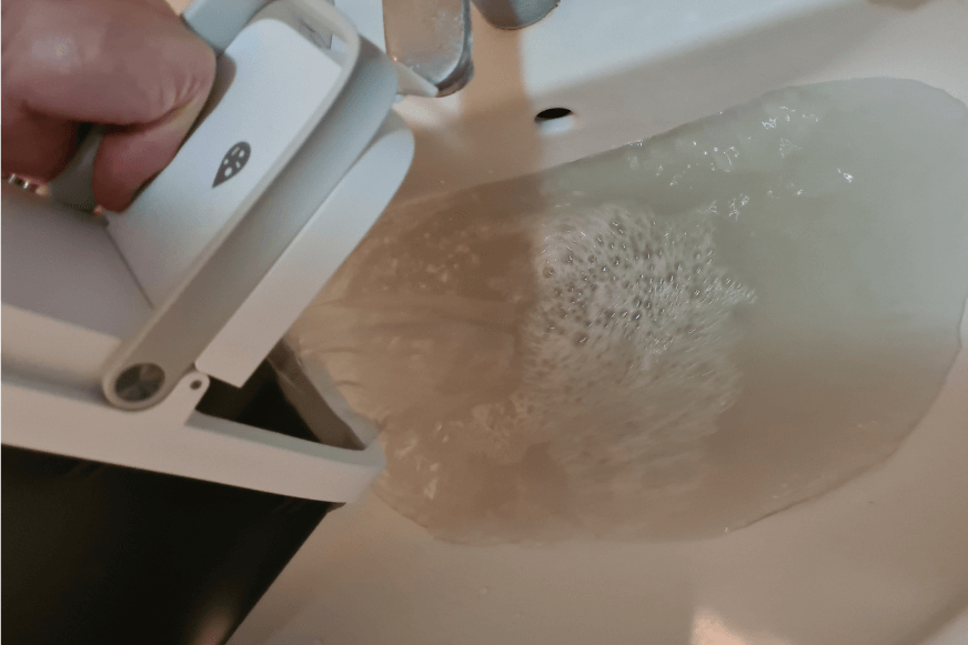 Резервуар для грязной воды Roborock S8 Pro Ultra Station опущен в раковину.